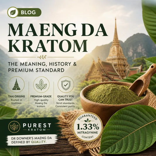 Maeng Da Kratom concept image showing premium kratom powder and green leaves symbolizing Thai origin, purity, and high mitragynine content.